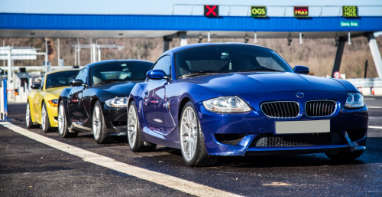 Luxuslimousine und Sportwagen auf der Straße – Autoexport aus Backnang Luxuslimousine und Sportwagen auf der Straße – Autoexport aus Backnang